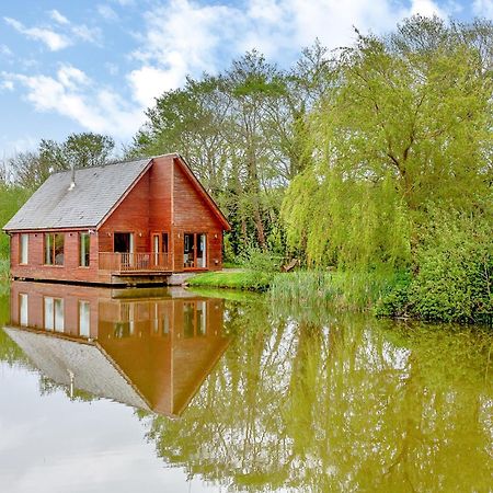 Anglesey Lakeside Lodges Menai Bridge Dış mekan fotoğraf
